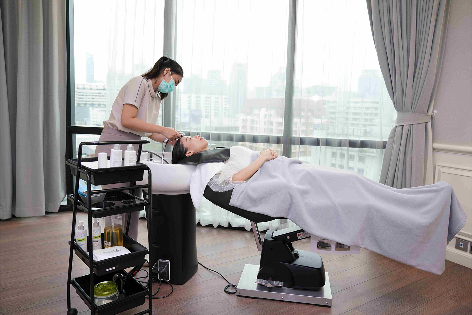 คลินิกรักษาผมร่วงให้บริการดูแลหนังศีรษะและฟื้นฟูเส้นผมโดยแพทย์ผู้เชี่ยวชาญ